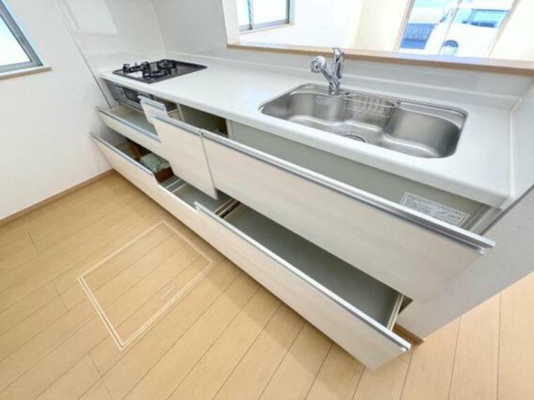 スライド式のキッチン収納は、奥のものまで取り出しやすく、収納力もございます。