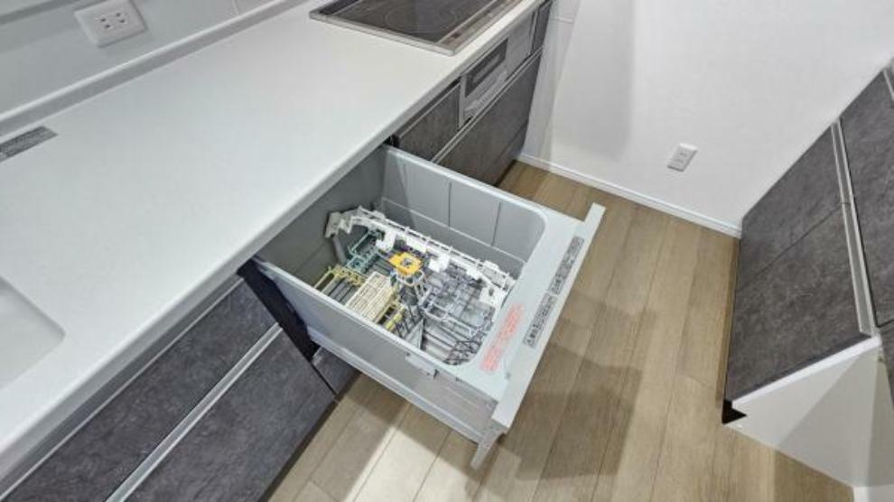 ビルトインタイプの食器洗浄乾燥機など、使い勝手の良い設備を搭載したキッチン。