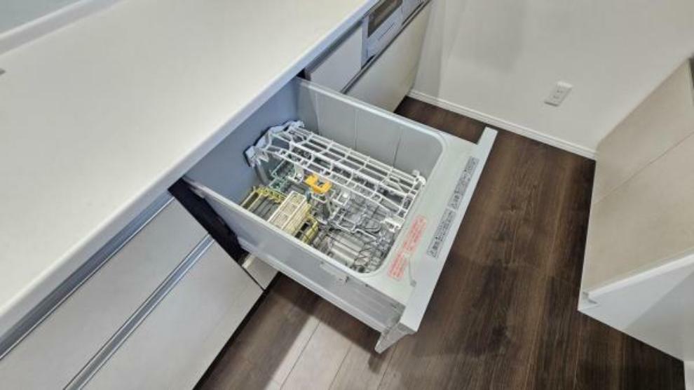 ビルトインタイプの食器洗浄乾燥機など、使い勝手の良い設備を搭載したキッチン。