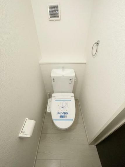 （トイレ）冬場特に重宝する温水便座機能付き！ストレスフリーの1階・2階、どちらにもトイレをご用意しております＾＾