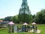 公園 【つつじ台公園】広々とした園内には、木製のステージやスプリング遊具をはじめ、楽しい遊具が並んでいます。小さな子どもから小学生まで楽しく遊べるスポットとなっています。