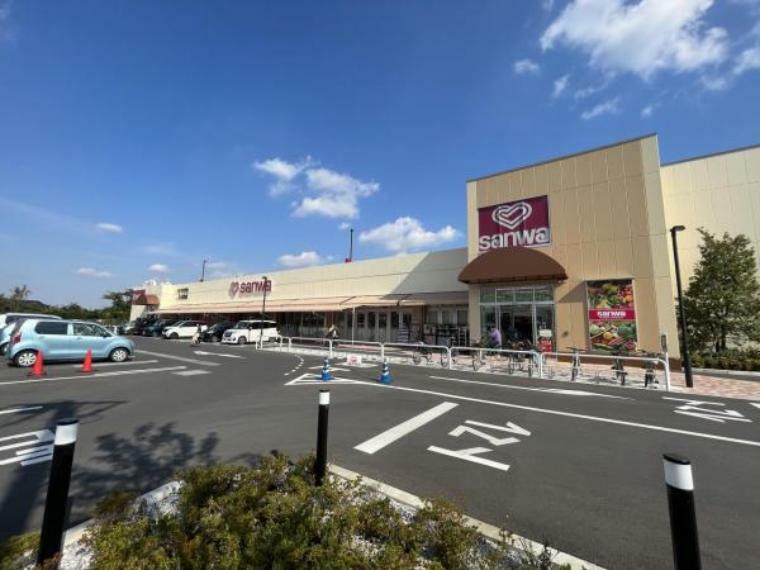スーパー 【三和　厚木飯山店】　駐車場は広く、店内はきれいで明るいです。100ショップや不二家もあり便利です。