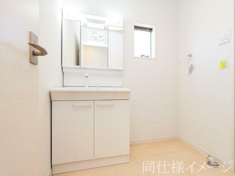 ＼同仕様写真/収納たっぷりのキャビネットは、使いやすく清潔感のある洗面室に！
