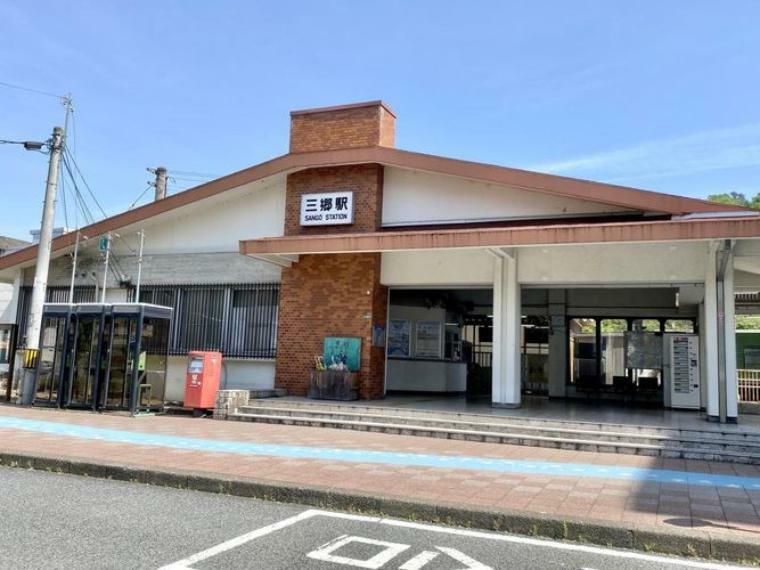 三郷駅（JR西日本 関西本線） 徒歩8分。