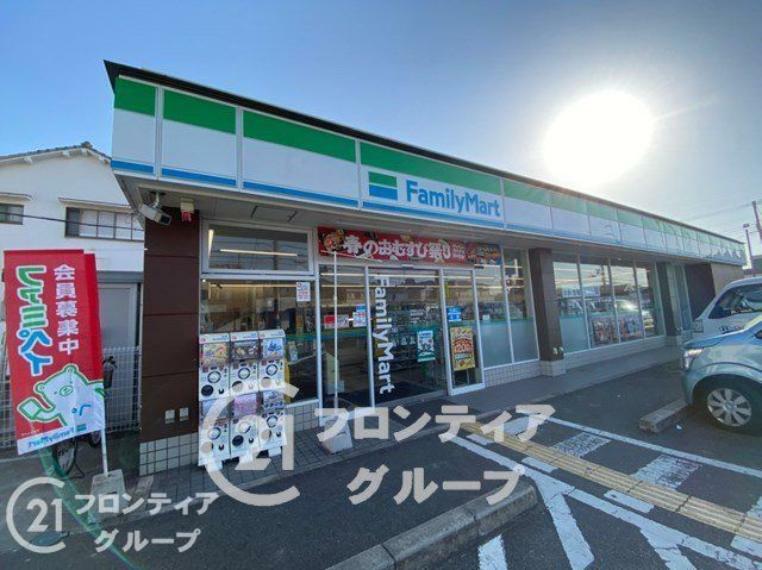 コンビニ ファミリーマート堺深井中町店 徒歩8分。