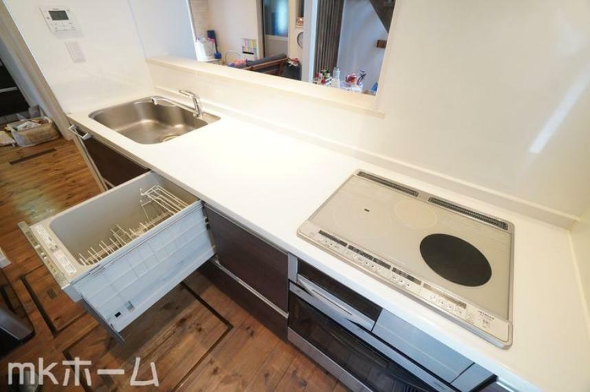 ダイニングキッチン 食洗機付きのシステムキッチンは収納も豊富！散らかりがちなキッチンも大容量の収納でスッキリ片付きます！
