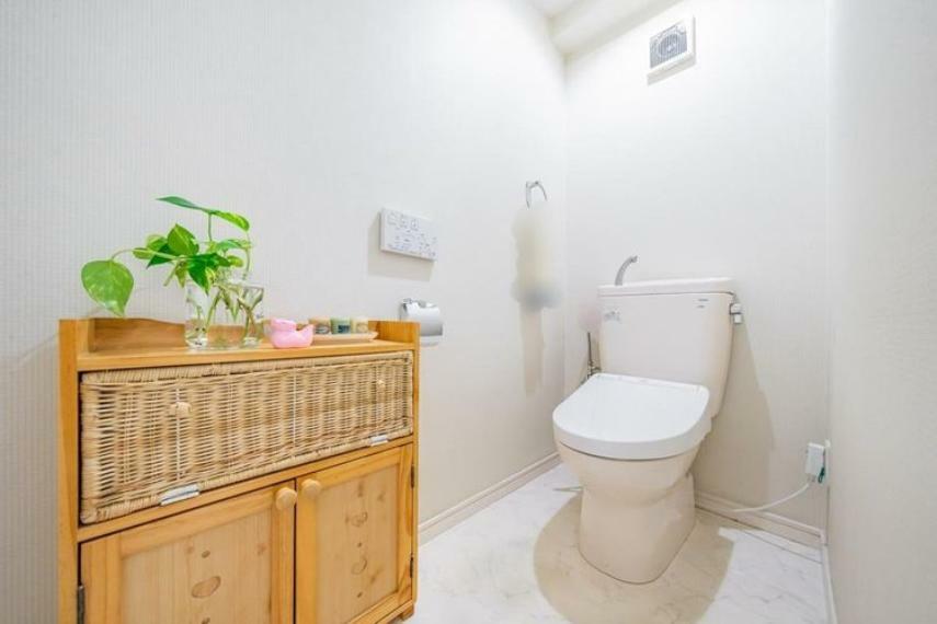 清潔感のあるトイレは、洗浄機能付便座を採用。生活の中のひと時を、安らげる時間に変えてくれます。