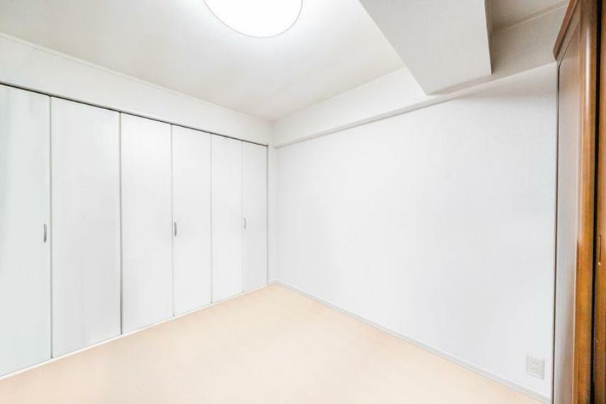 洋室（2）（画像はCGにより家具等の削除、床・壁紙等を加工した空室イメージです）