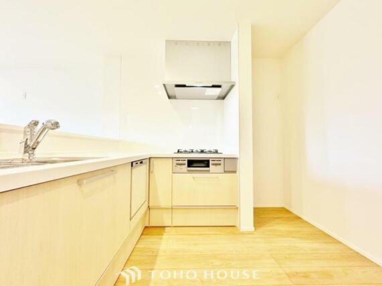 キッチン 「使いやすさを重視したキッチンスペース。」カップボードや大型冷蔵庫を配置できるスペースを考慮し、広々とした空間で日々の家事や、お料理を楽しむことができる充実した仕様です。