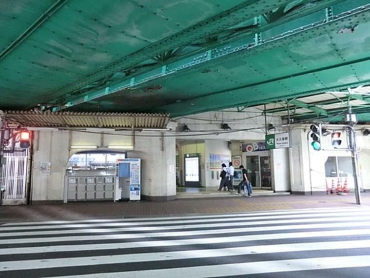 駅周辺は外国籍の飲食店が多く、いつも賑やか。新宿駅までは徒歩圏内です。
