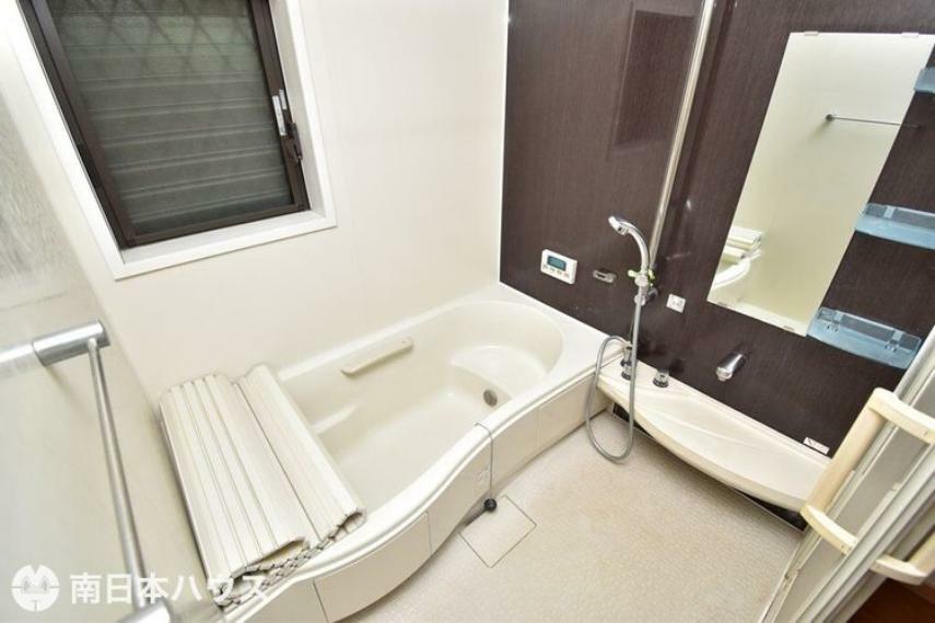 浴室 【浴室】浴室暖房乾燥機付きの浴室です！窓もあり自然換気もできます