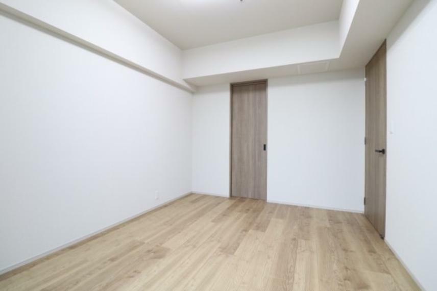 【洋室（1）】明るい色の木調の床はナチュラルな雰囲気が感じられます
