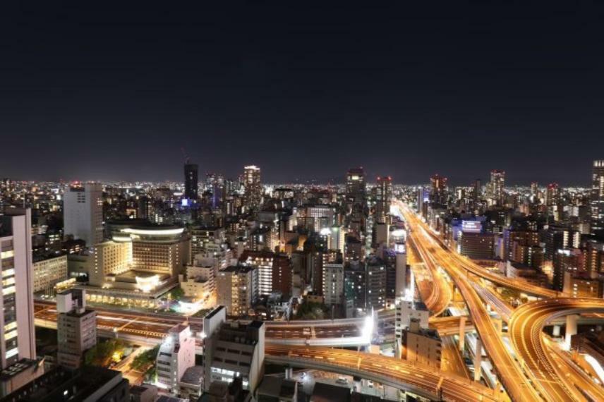 【スカイラウンジからの眺望】ジャンクションとタワーの数々。都市・大阪をその中央から見渡す眺望！