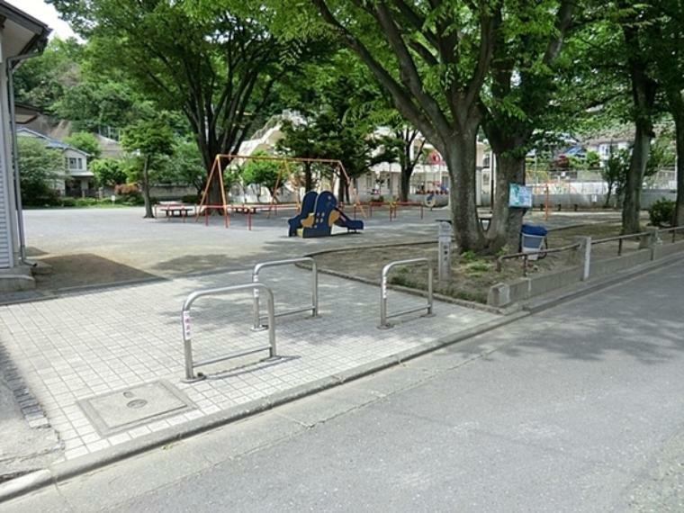 公園 谷津染井公園 ブランコと砂場があるだけですが自転車の練習ができる広い公園です。