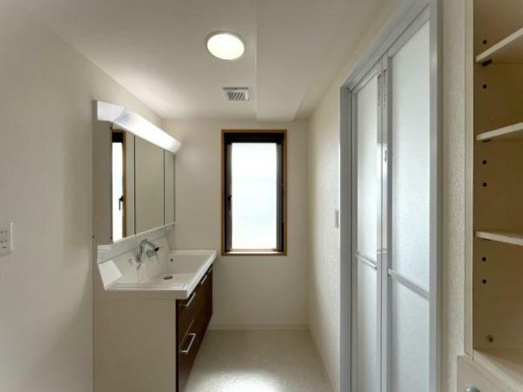 洗面化粧台 洗面所も大きな窓で明るい空間になっています。