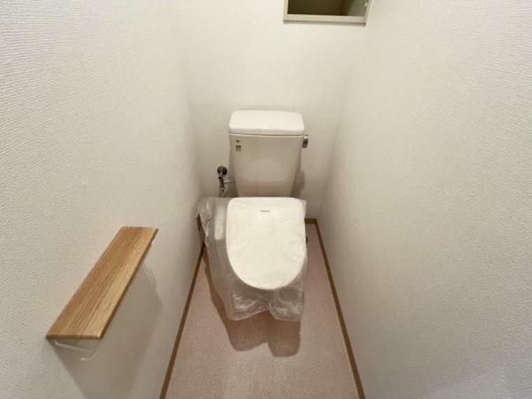 明るく落ち着きのある空間に仕上がりました。人気のシャワートイレが付いており、トイレットペーパーの無駄をなくすだけでなく感染症の予防にも効果的です。
