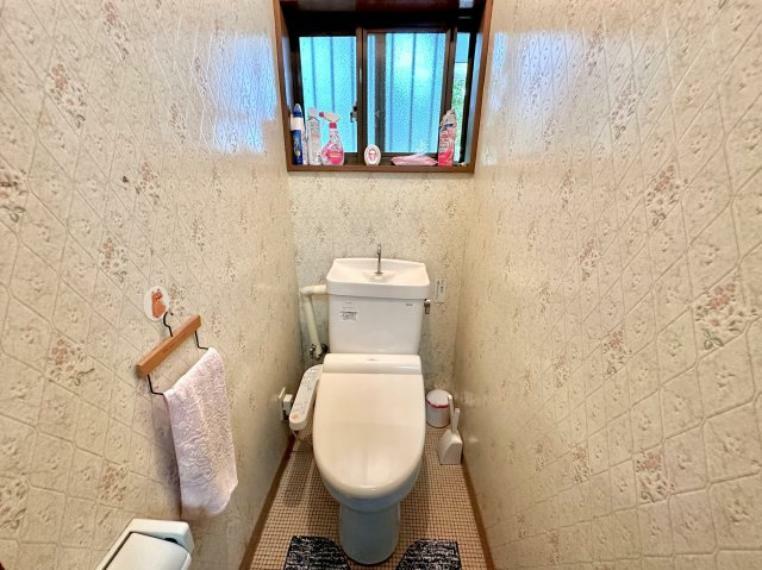 トイレ 節水性能の高いトイレはもちろんウォシュレット付き 便器のフチがないタイプなので、お掃除もサッとひと拭きでOK！
