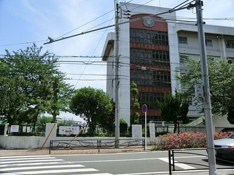 川崎市立塚越中学校 創立69年目を迎える現在は、住宅や高層マンションや多くの公園がある静かな地域です。（約554m）