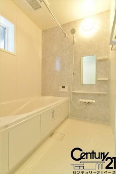 浴室 ■現地撮影写真■床は水ハケが良く、乾きやすいのでカビの発生も軽減！嬉しい浴室乾燥機付です！