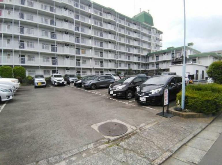 駐車場 ■総戸数75戸のマンション、管理体制良好