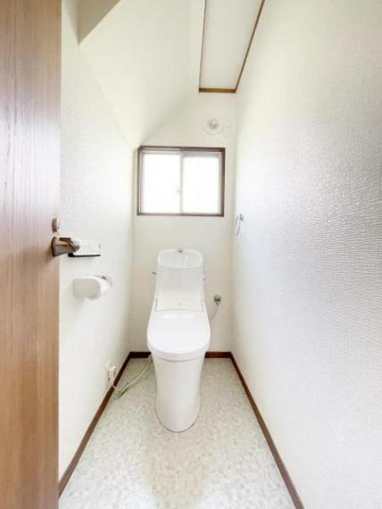 トイレ （トイレ）衛生的な温水洗浄便座です！小窓がついているので、日中は電気を付けなくても明るく空間に*