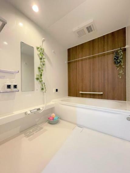 浴室 【リフォーム済】こちらは浴室写真です。1.25坪以上のサイズになります。シャワー・鏡・浴槽と洗い場にそれぞれ水栓が付いています。鏡横が棚になっていますのでシャンプーやリンスの置き場にも困りませんね。