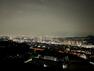 【眺望】南向きバルコニーの夜景写真です。宝塚市内を一望出来ますよ。