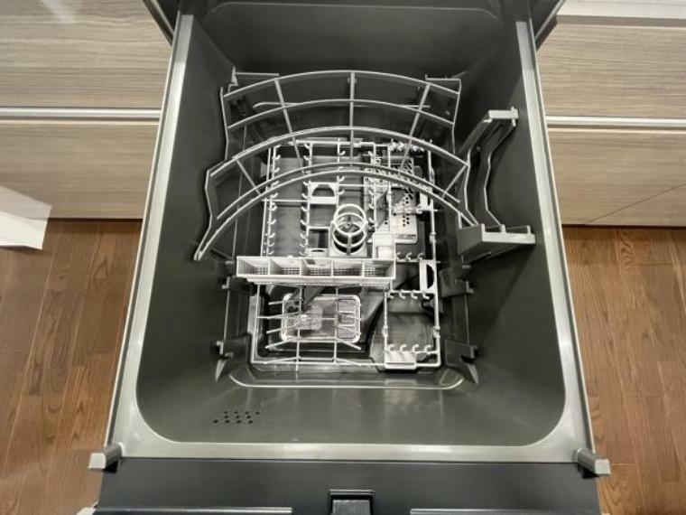 【リフォーム済】キッチンには食洗機がございます。内蔵式なので場所も取らずすっきり見えますよ。ボタン一つで食器を洗ってくれる食洗器は忙しい方の味方ですね。