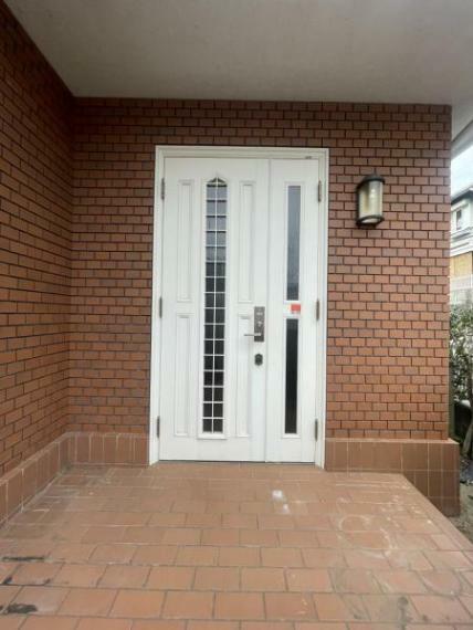 玄関 【リフォーム済】玄関の写真です。玄関ドアの鍵は交換を行いました。お家の顔となる部分、お客様が最初に目にする場所だからこそ、第一印象が大切ですね。