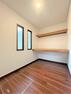 収納 【リフォーム済】1階約8帖の洋室のクローゼットの写真です。天井と壁のクロスの張替えと床をフロアタイルに張替えました。枕棚があることでスペースを有意義に使うことができますよ。