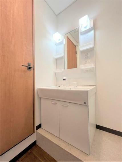 収納 【リフォーム済】2階洗面室の写真です。こちらはにはハウステック製の洗面化粧台を設置しました。2階にも洗面台があるのは便利ですね。