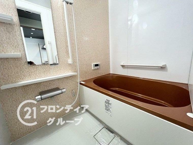 浴室 毎日の疲れを癒すバスルームは足をしっかりと伸ばして入浴が可能です。