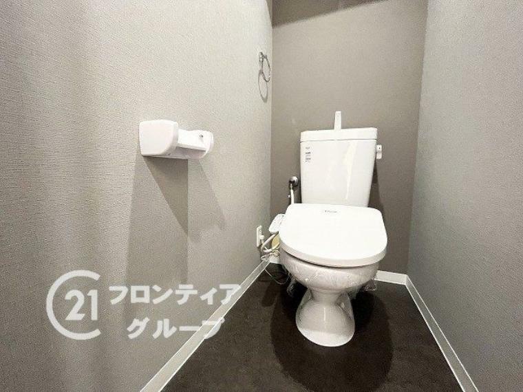トイレ 白を基調とした、清潔感のあるシンプルなデザインのトイレです。