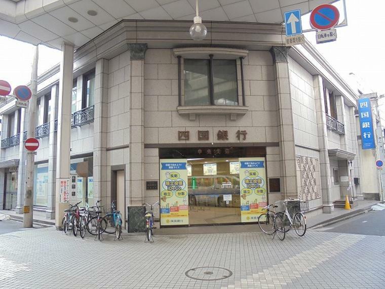 銀行・ATM 【銀行】四国銀行中央支店まで516m