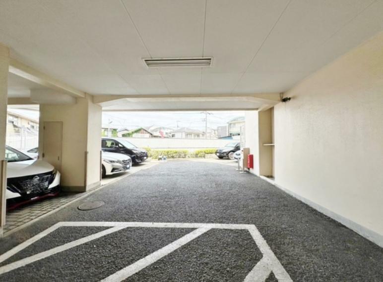 駐車場 駐車スペースも広く駐めやすくなっております。日々お使いのお車もストレスなく駐車できそうです。