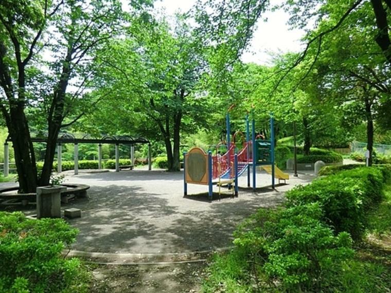 公園 南山田たけとんぼ公園 住宅街の中にある公園で、複合滑り台があります。