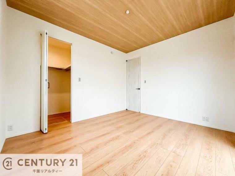 しっかりと収納スペースがついています！居室をスッキリ整頓する事ができますね。<BR/>家具を選ばないシンプルなデザインの為、家具を選ばずお気に入りの空間作りができそうですね。