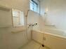 浴室 【浴室】 手すり付きのバスルームです。小窓も付いているので自然換気が可能です！