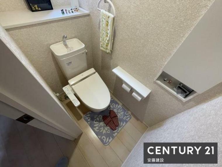 トイレ 【　2階トイレ　/　toilet　】 ウォッシュレット付きトイレ 明るく清潔的で、ちょっとした棚があるのが嬉しいポイント！