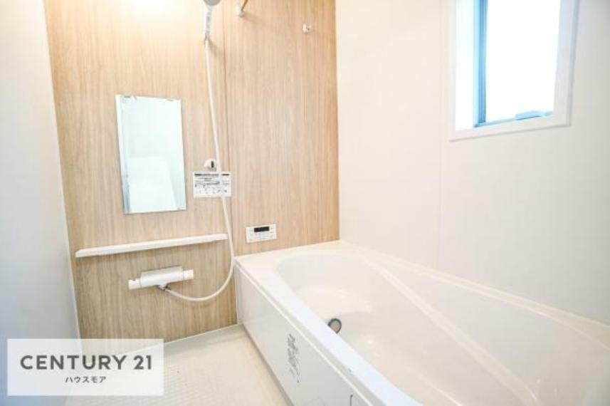 浴室 白を基調とした清潔感のあるバスルームです！曲線が柔らかく快適なバスタイムが送れます！浴室乾燥機付きで換気もスムーズ！