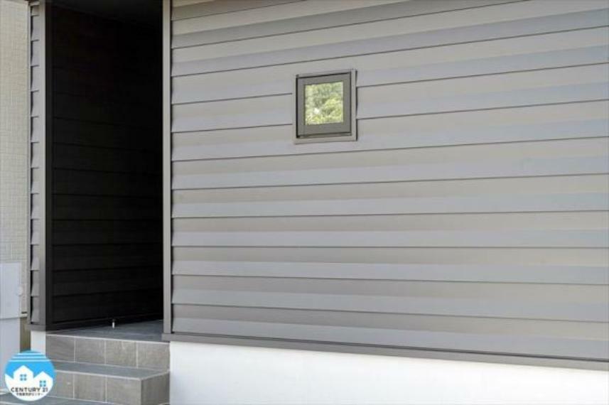 防食性が高く、耐久性に優れたガルバリウム鋼板を外壁に採用。スタイリッシュですっきりとしたデザインです。