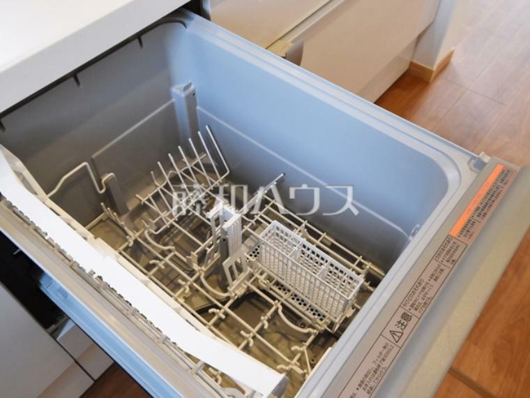 11号棟　ビルトイン食洗機　【武蔵野市桜堤2丁目】  ビルトイン食洗機は毎日の家事を軽減させてくれます。またワークトップも広々使え機能性も向上します。　
