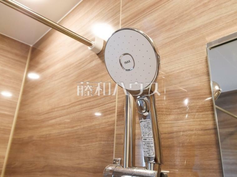 11号棟　シャワーヘッド　【武蔵野市桜堤2丁目】  浴室のシャワーは手元で止水ができるスイッチ付シャワーヘッドにより、さらに節水効果がアップします。　