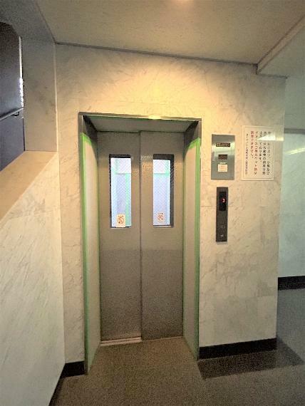 エレベーター設置あり。防犯に配慮した窓付き。
