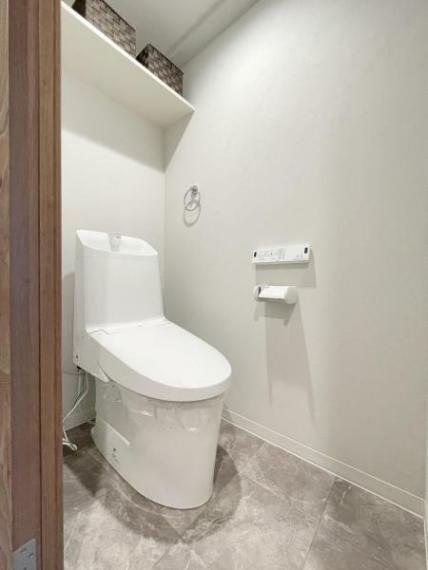 トイレ （トイレ）白を基調としたトイレは清潔感がありますね。
