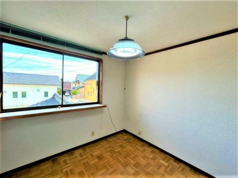 【リフォーム中】2階洋室の写真です。床はフローリングを張り、壁・天井はクロスを張り替えます。