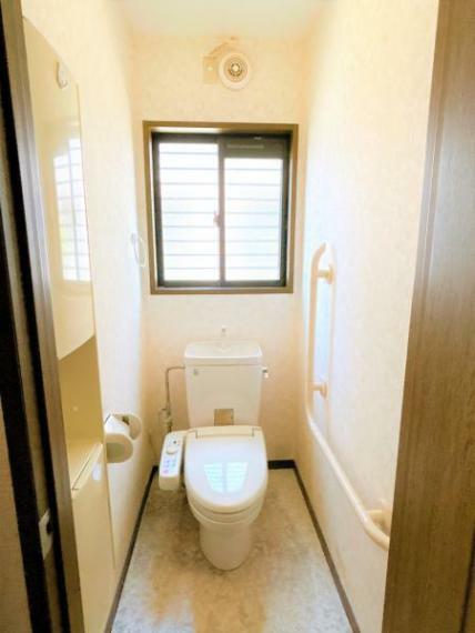 トイレ 【リフォーム中/新耐震/トイレ】1階トイレです。既存のトイレは新品交換を行います。床や壁天井も張替えを行い綺麗に生まれ変わります。