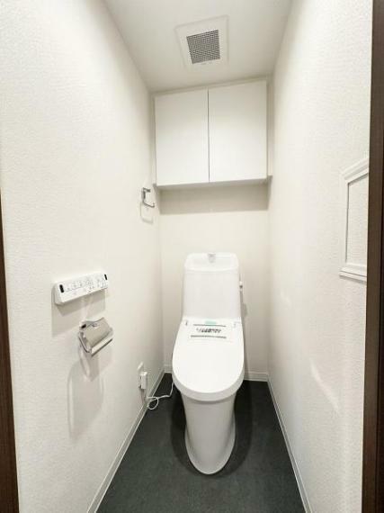 トイレ トイレまわり用品の整理に便利な収納棚付きです。