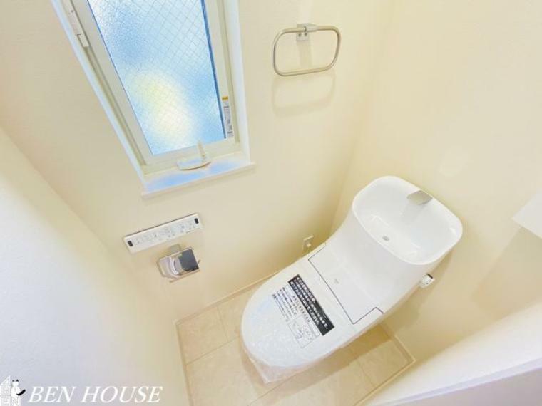 シャワートイレ・トイレットペーパーの使用回数を減らせる温水洗浄便座付きトイレ。年中温かく、季節を問わず快適に座ることができます。