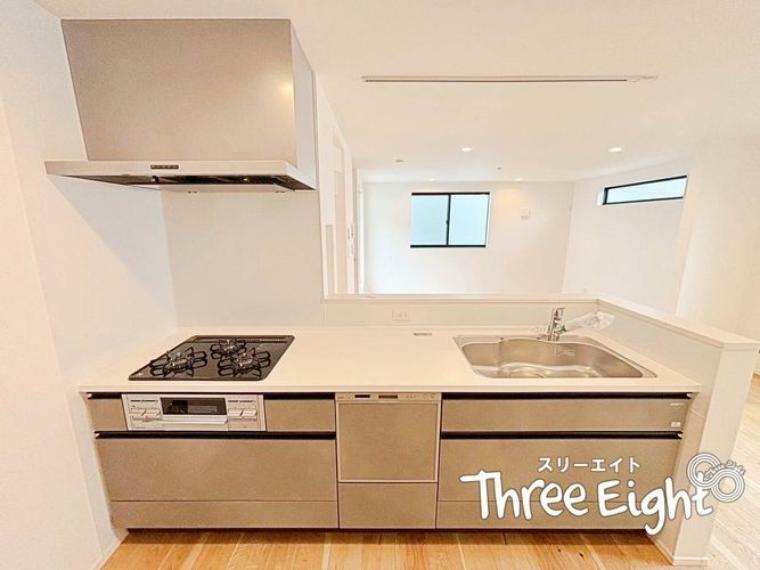 キッチン キッチンには食洗器を完備 スライド式の収納は、奥に入れた物も取り出しやすく使い勝手も良いシステムタイプ！